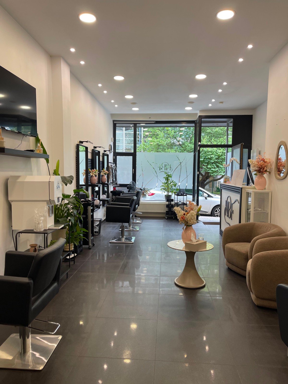 Inside the Coloristica by Dita salon, Rue General Leman 108, Etterbeek